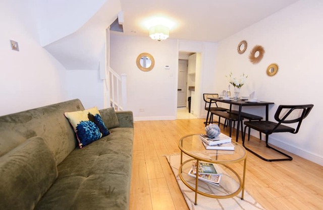 Your second home in Hemel/free parking/easy access