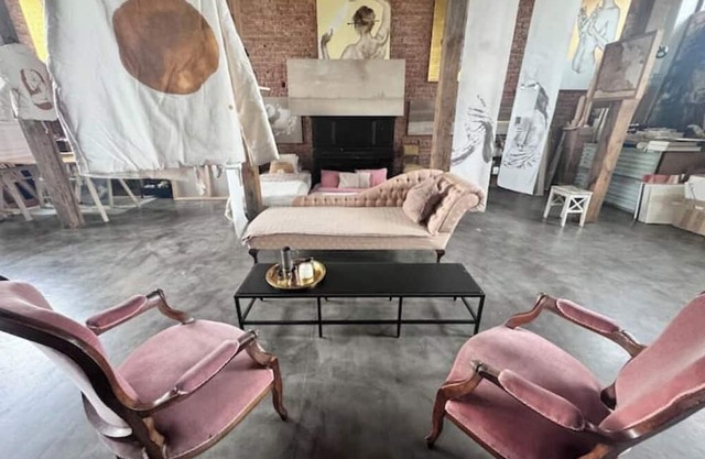 Authentic Loft in an old factory. Spend a night in Art Studio