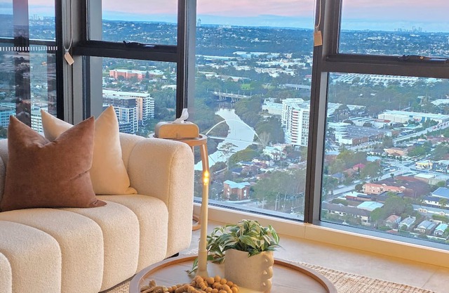 Top-floor apartment with spectacular views of the city skyline and Parramatta River