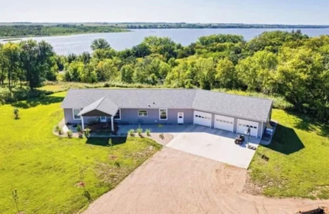 Peaceful Lake Home Retreat
