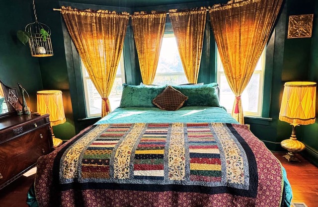 Historic 1904 Bed & Breakfast Suite 2 Blocks from Downtown Fort Morgan