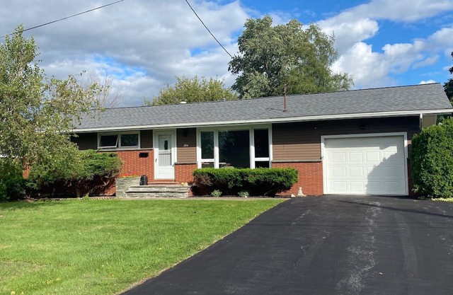 Charming 2-bedroom house in New Hartford with parking