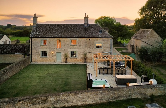 Spacious dog friendly Cotswold holiday retreat with a hot tub - Green Farm Haven