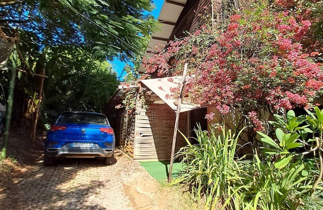 Studio close to Bourda beach, in a quiet, leafy setting.