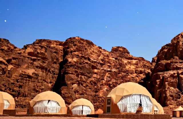 Desert Oasis in Wadi Rum Village - Cozy Lodge Room