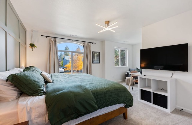 Lavacrest Landing-3 bedroom family/pet friendly home in Bend-HOTTUB and GAMES