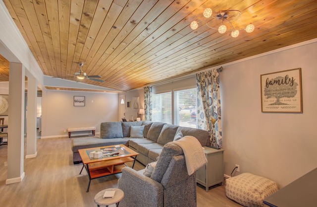 3-bedroom house in Sedona, Red Rock views, AC, Firepit, Deck, Close to Trails