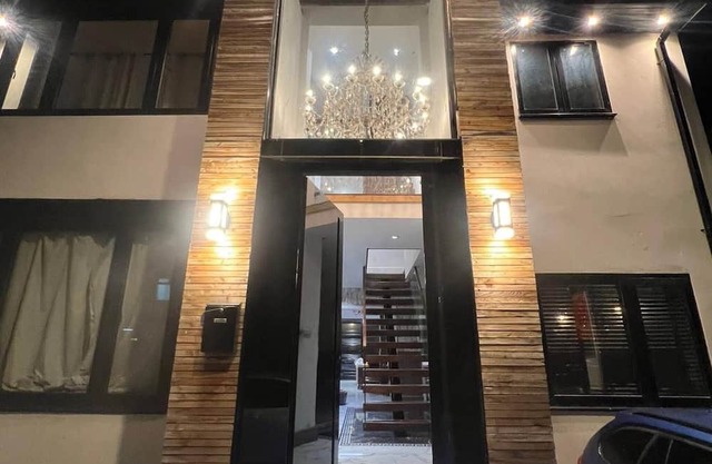 Elegant family home, 2x jacuzzi corner bath…