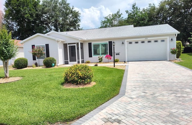 Charming 2-bedroom house in The Villages near Spanish Sgs. and great shopping.