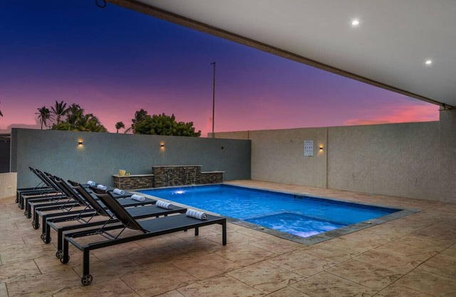 Prime Location | 2BR w/Pool, BBQ & Close to Beach