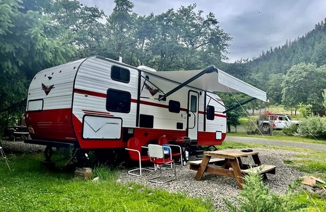 Cute 1950's Inspired Retro Large Camper, Idleyld Park, OR