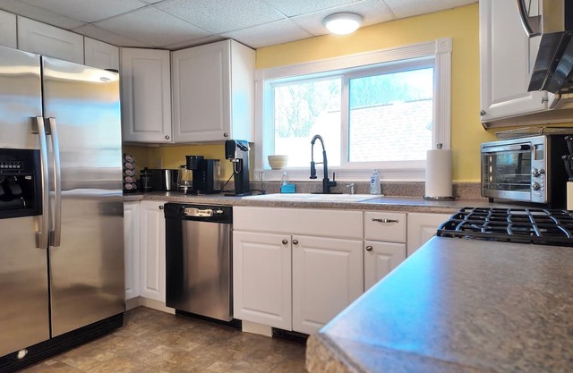 Clean Central Spacious Top Unit w/Laundry