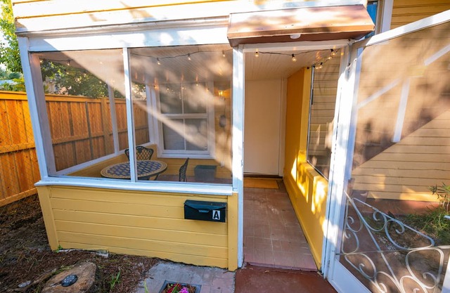 Charming DT Orlando cottage in brilliant location w/fast WiFi, AC, Pet Friendly