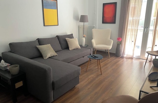 Cozy & Connected, Walk to Culture, Metro in Minutes