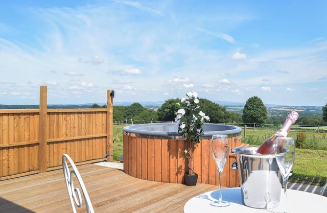 Glamping Pod 2 - UK49904