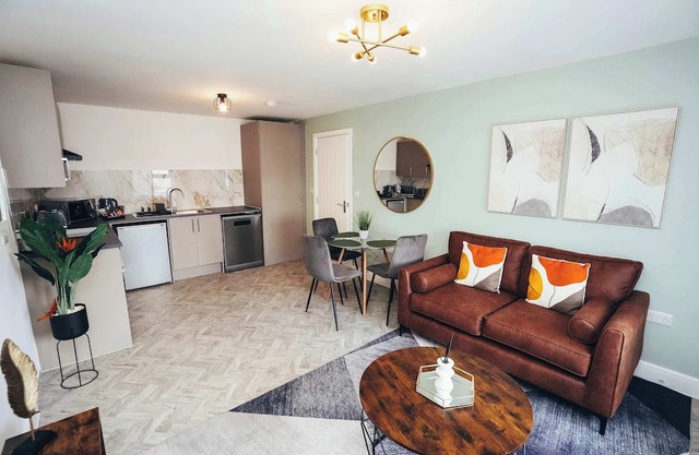 Hen & Chickens Luxury Apt Free Parking | By DerBnB