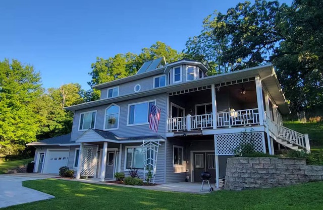 Modern Comfort Riverview Stay