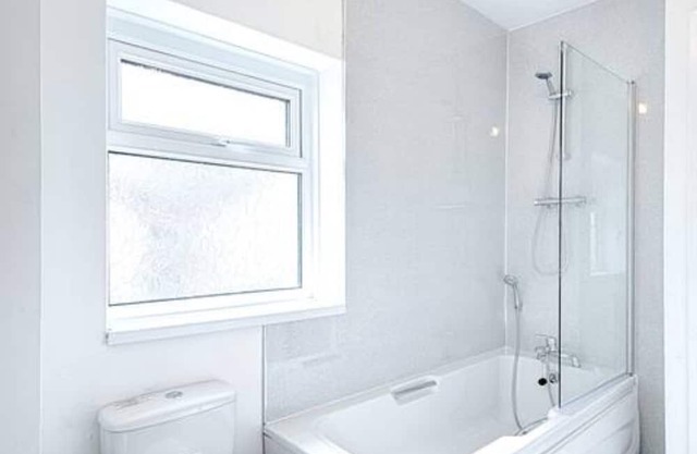 Free Parking, Spacious Living Room, Garden