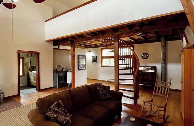 Fully Renovated 1800s Red Barn Close to Everything