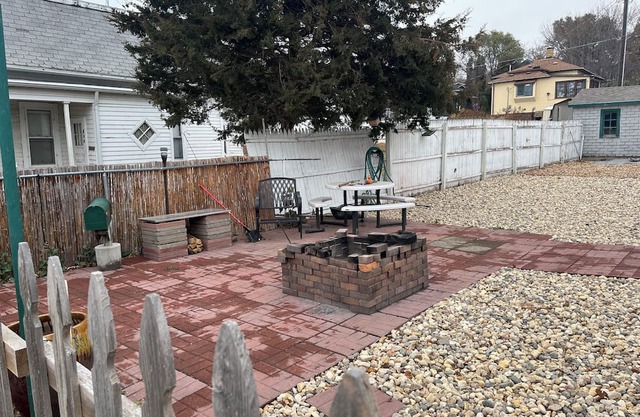 Cozy home by lake, park, boat dock, and downtown