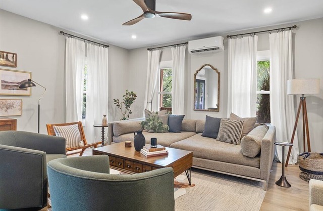 Fire Pit, Hot Tub, Sonos, & Spacious! Walk to Main Street, restaurants & brewery