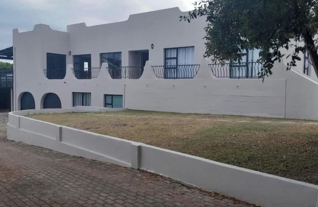 Spacious 7-bedroom house in Marvelous Jeffreys Bay with WiFi