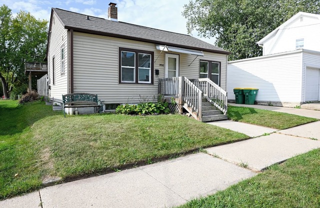 East River Retreat: Charming 2 Beds, 1 Bath, Minutes from Lambeau!