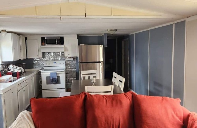 Charming 3-bedroom mobile home with WiFi, AC in welcoming Portal