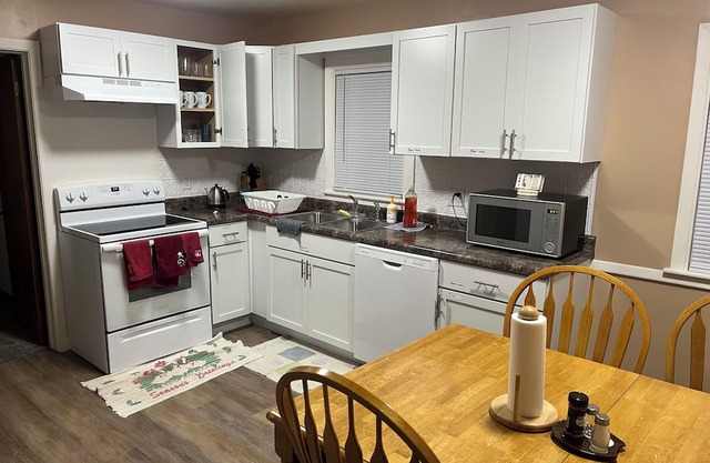 3-bedroom house in charming Waterloo with AC, WiFi. Enjoyable getaway awaits