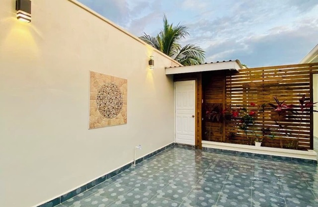Charming 3-bedroom pool house with AC, WiFi in enchanting Tela