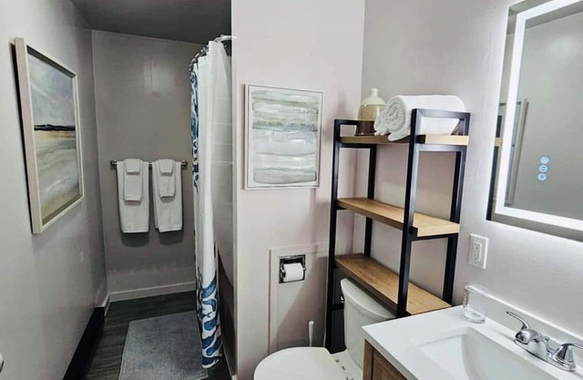 Modern 1-Bedroom Apartment with walkout deck