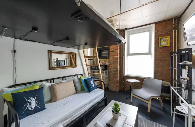 BUSSIN efficiency apartment in fab Fishtown Dog-Friendly, fast WiFi, AC, W/D