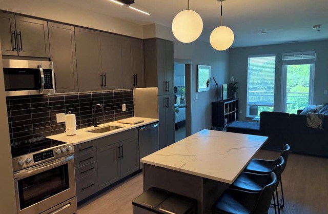 Lux Modern apartment in Columbia with WiFi, balcony, sofa bed, pool and a gym!