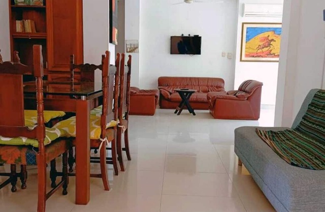 Ideal for families. Tropical oasis, ocean view, elegant, comfortable, spacious.