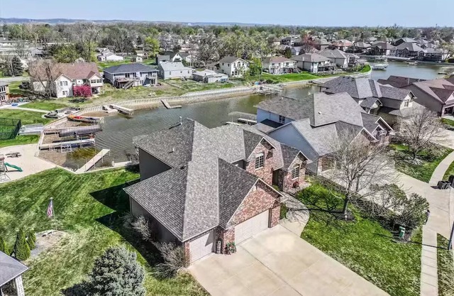 5 bed 3 miles to downtown Omaha and CWS. Hot Tub, Pool Table & Dart Board