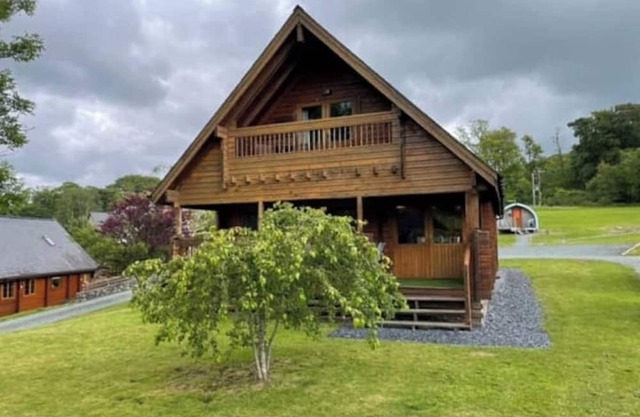 Luxury 3 bedroom, 3 bathroom lodge with hot tub