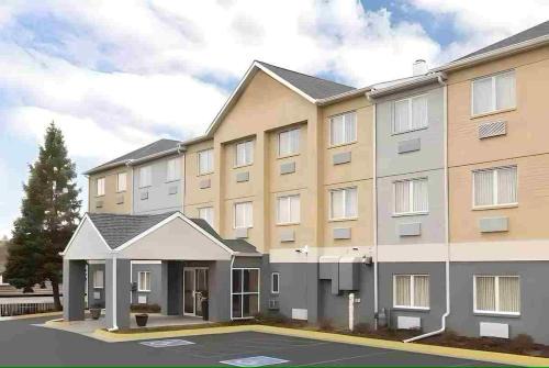 dubuque inn & suites