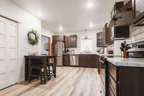 2 blocks from city beach, bars, park & downtown DL